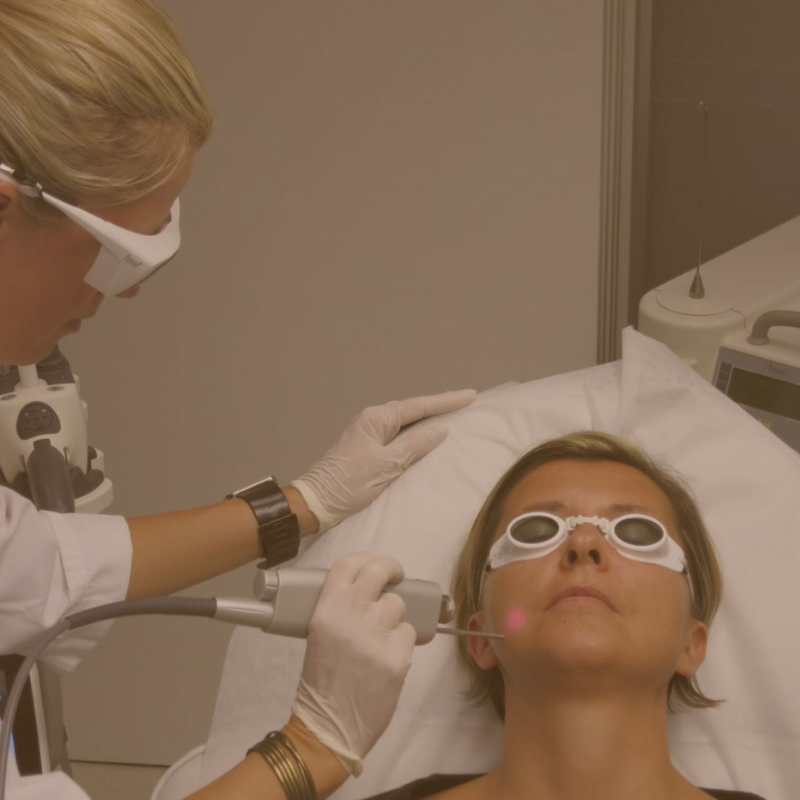 Mujer recibiendo tratamiento láser Fotona 4D para rejuvenecimiento facial