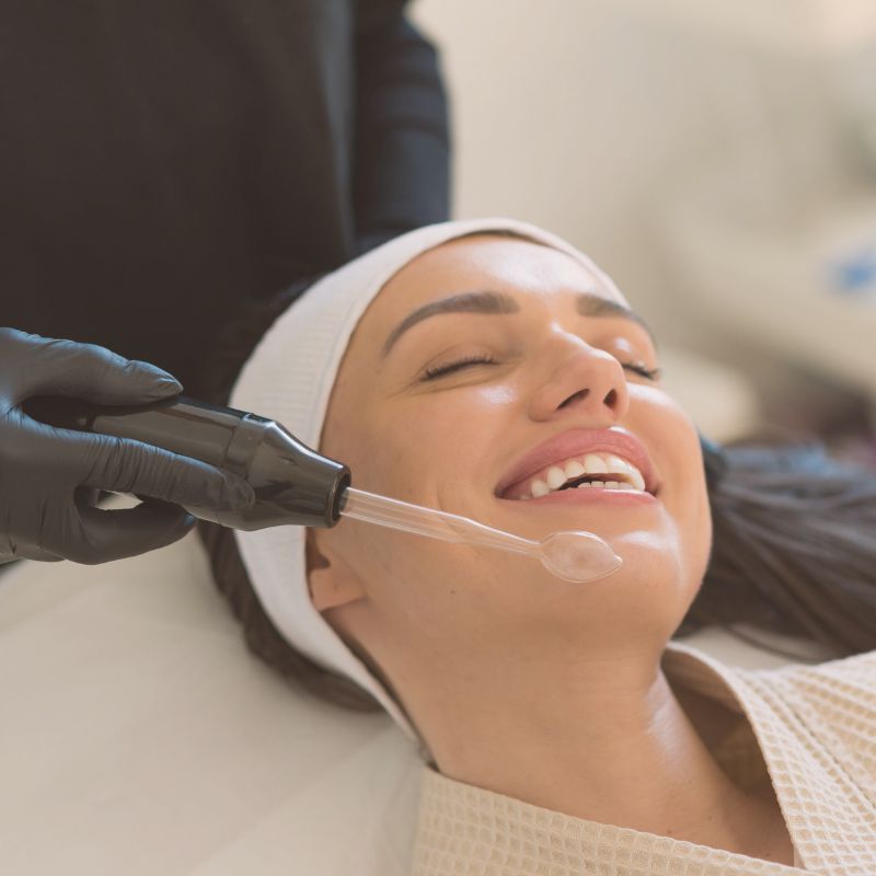 Mujer recibiendo tratamiento de limpieza facial profunda en el rostro